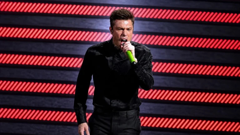 Fedez denunciato da 4 ragazzi per un selfie negato: un 19enne svenuto, i legali: «Ha reagito a un'aggressione»
