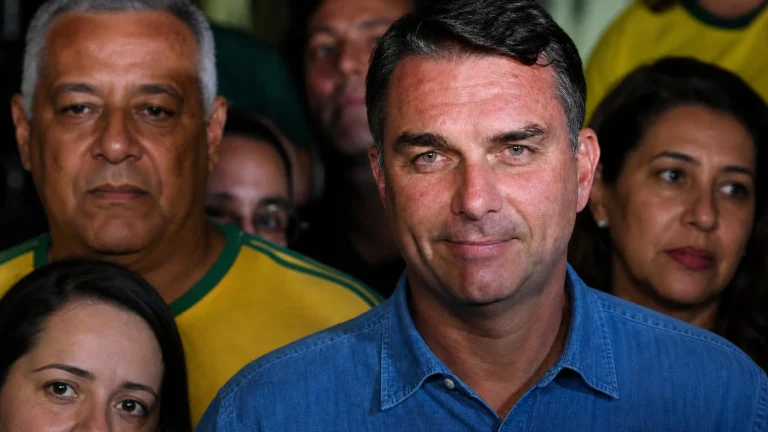 Flavio Bolsonaro deve consegnare i passaporti: ordine di Moraes, relatore dell'inchiesta su lui e Willer Tomaz