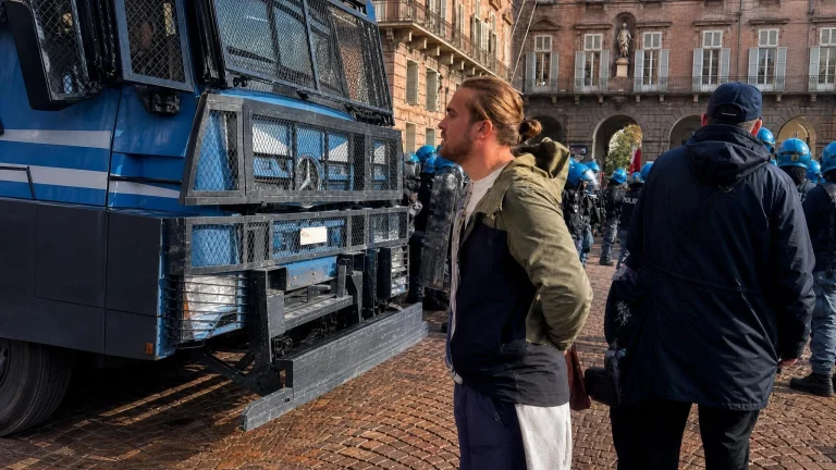 Guardia di Finanza a Torino, il ragazzo con lo specchio in piazza Castello e i caschi ancora senza numero