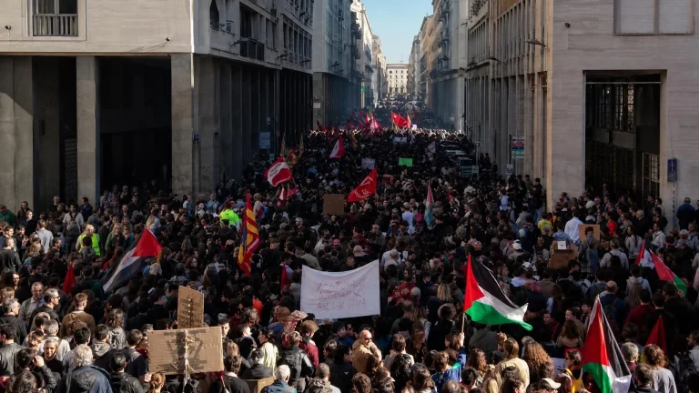 Il coro «Meloni a testa in giù» al corteo Usb di Livorno: 15mila per il sindacato contro guerre e carovita
