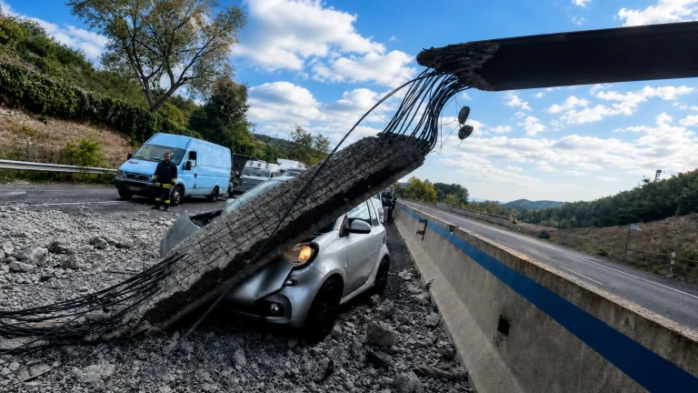 Incidente sul raccordo Salerno-Avellino oggi: escavatore su un camion danneggia una trave del cavalcavia