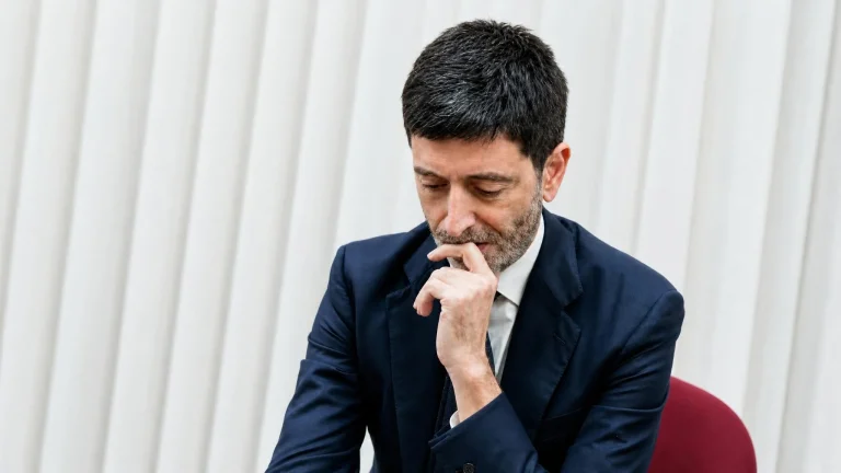 L'ex ministro Speranza difende i vaccini in commissione Covid e cita l'Iss: 150mila morti evitate in Italia