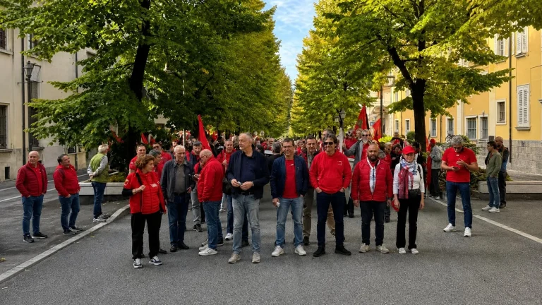 Manifestazione Cgil a Roma, Landini: «La gente non ce la fa più». I salari, i dati Istat e il contratto da 5 euro