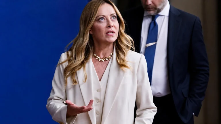 Meloni «nana borgatara», il pm di Roma Di Cicco nega: «Profilo hackerato, ho denunciato». Aimi chiede verifica al Csm