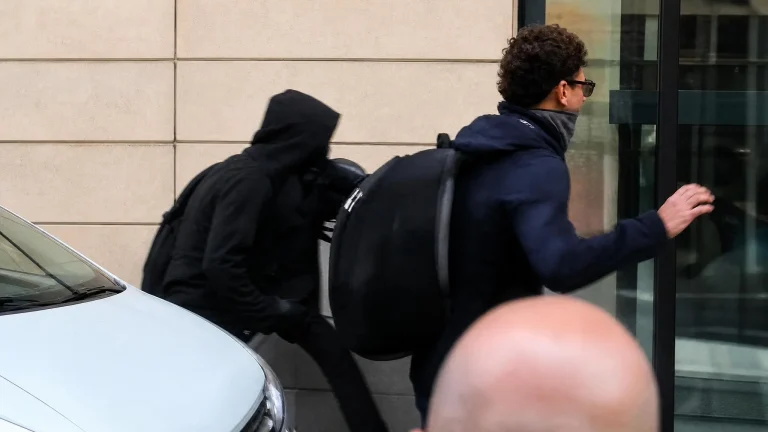Milano, saccheggiato il Carrefour di via Torino: oltre 200 fermati, 8 su 10 minorenni. Meloni convoca un vertice