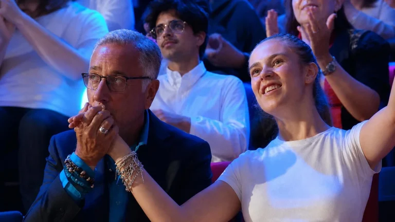 Paolo Bonolis e la figlia Silvia a Tu sì que vales: «Vai a dare un bacio a mia figlia»