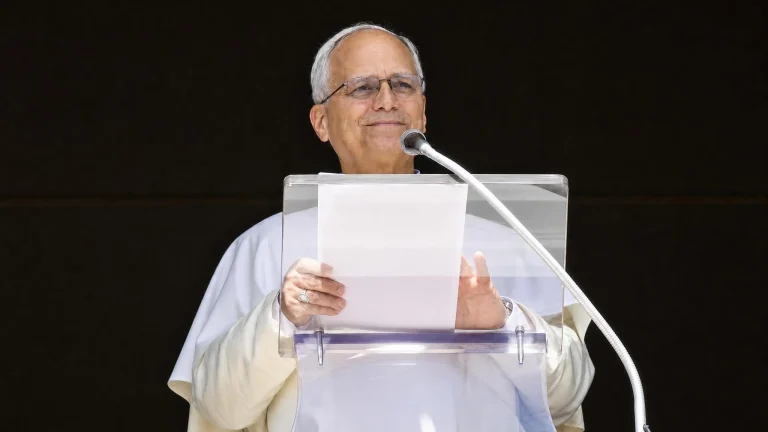 Papa Leone all'Angelus cinque giorni dopo l'intervento al polmone: «Riprenderò gradualmente le mie attività»