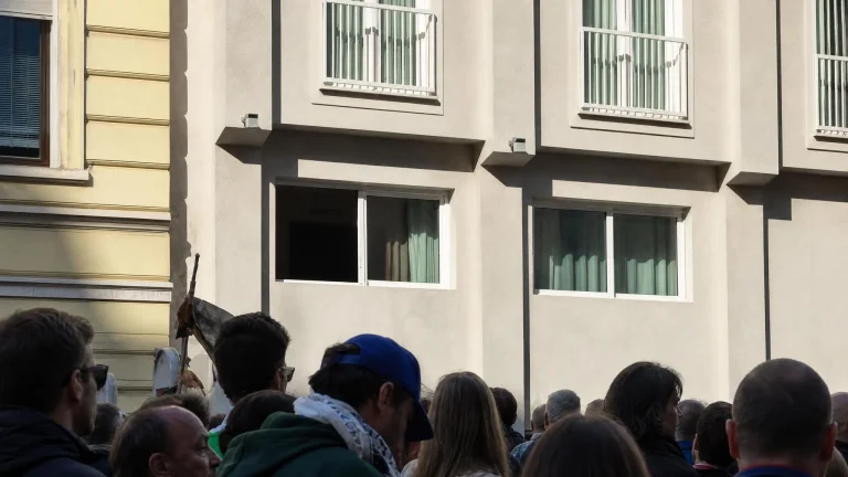 Piazza dei Cinquecento a Roma oggi: il corteo Usb applaude l'addetta alle pulizie affacciata dall'hotel