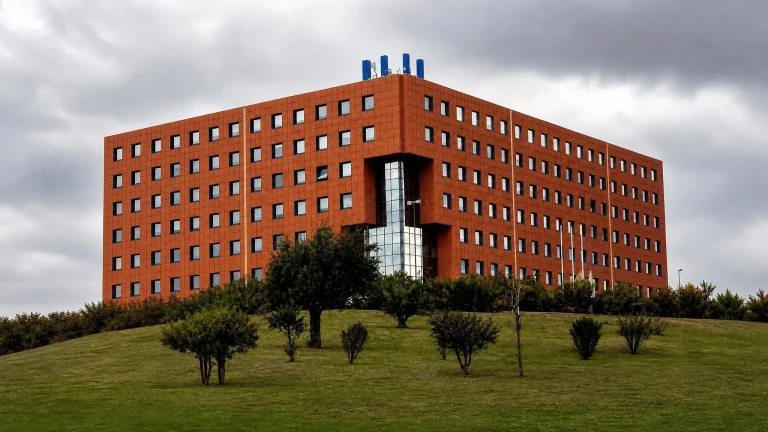 Protesi al pene Agrigento, 5 medici indagati: 112 cartelle sequestrate, interventi saliti da 3 a 44 l'anno