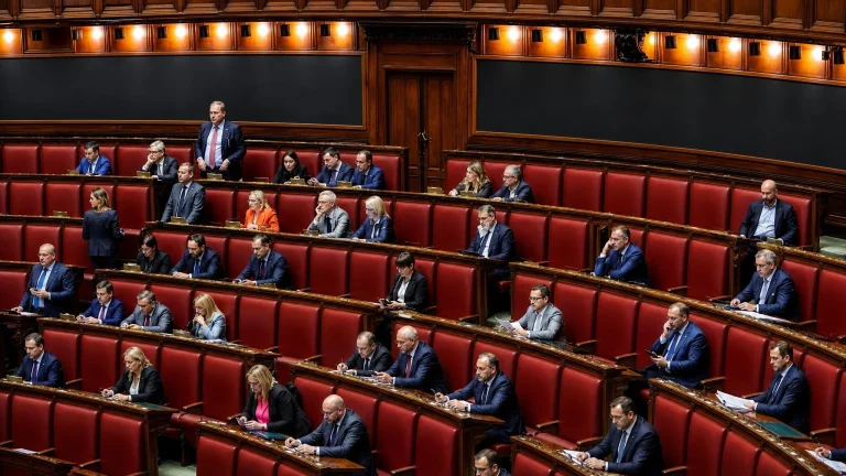 Rita Dalla Chiesa ha la polmonite e accusa l'aria condizionata della Camera: «Sciarpa anche in estate»