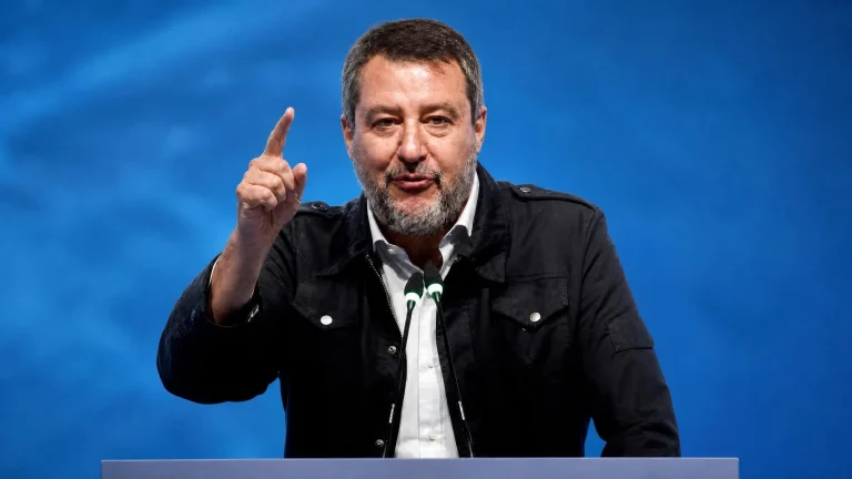 Salvini tiene la stampa al piano di sotto al congresso della Lega: «Alcuni giornalisti sono servi»