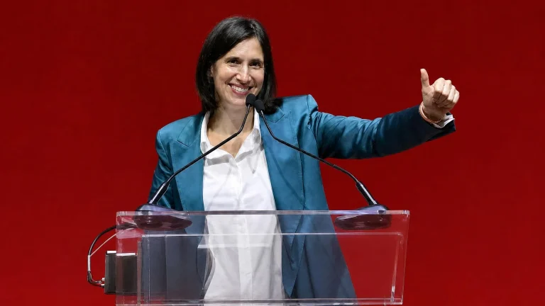 Schlein candidata premier «con o senza primarie»: l'assemblea Pd proroga il mandato, il programma con Conte non c'è