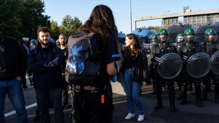Sciopero generale, al corteo di Milano uno studente invita gli agenti in piazza: per legge non possono scioperare