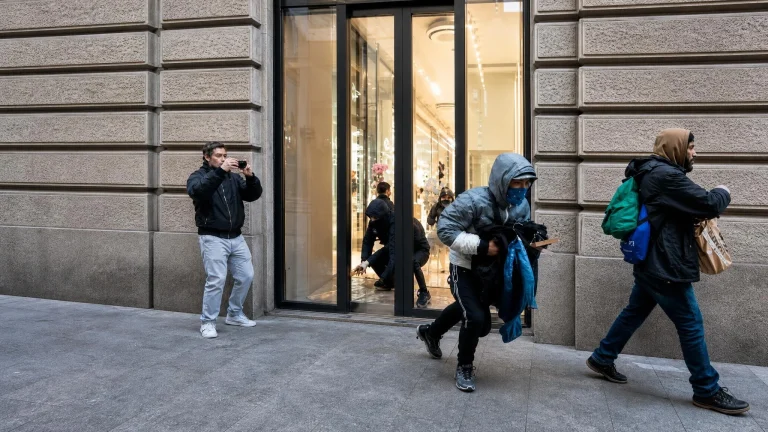 Scontri a Milano, Crosetto parla di guerra ibrida: Salvini esclude Mosca, Meloni aspetta «elementi certi»