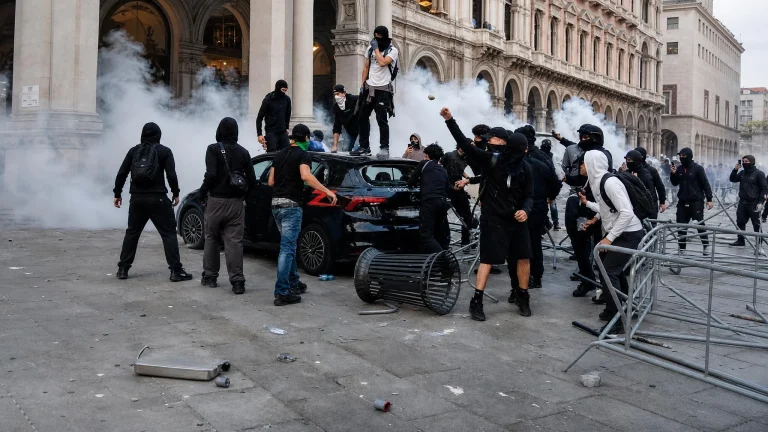 Scontri a Milano al corteo contro il caro-vita: 72 in Questura, 17 arresti e 104 agenti feriti