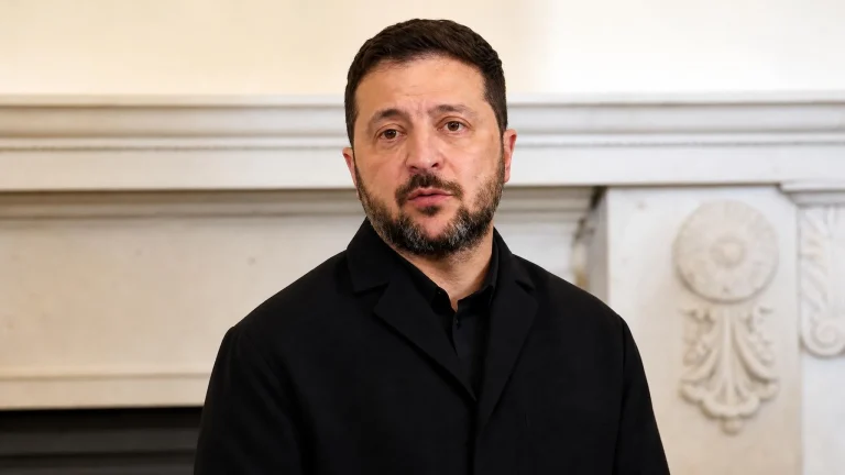 Starlink limitato ai droni ucraini, Zelensky a Musk: «Un grande errore, morirà gente»